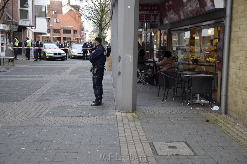 Einsatz BF Koeln Messerstecherei Koeln Porz Josefstr P31.JPG - Miklos Laubert